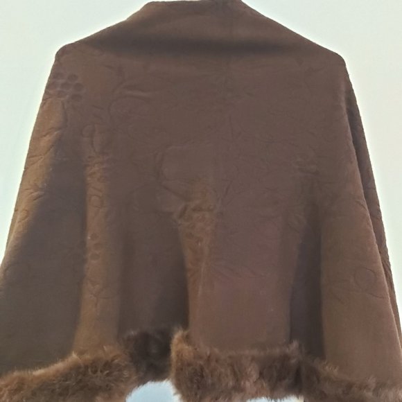 Brown shawl with faux fur trim and bobbles - Picture 5 of 7